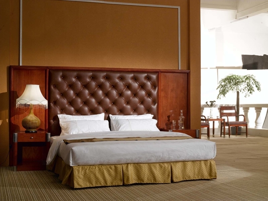 La mobilia bianca della camera da letto dell'hotel della piattaforma mette con le gambe di legno solide della quercia